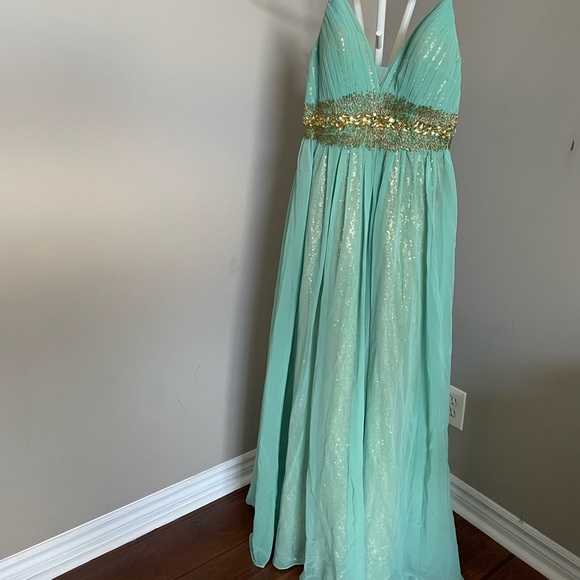 A party dress, worn once. It comes with a bolero. Size 8 - Picture 1 of 7